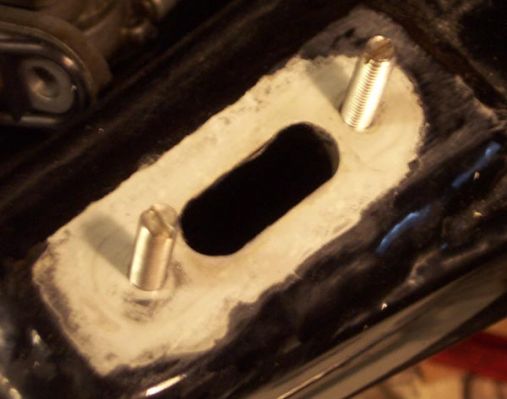 Fertig
Nun sollte nur noch der Benzinhahn wieder rein. Damit die Schrauben / Bolzen sich
trotz Schraubenfix nicht lsen sollte der eingefrste Schlitz in der Schraube genutzt
werden um gegenzuhalten.
